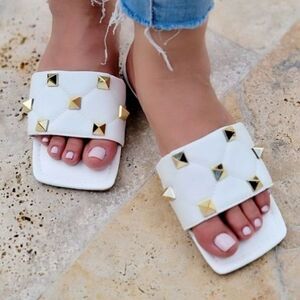 Women’s White Quilted Flat Sandals Gold Tone Rockstuds Shoes